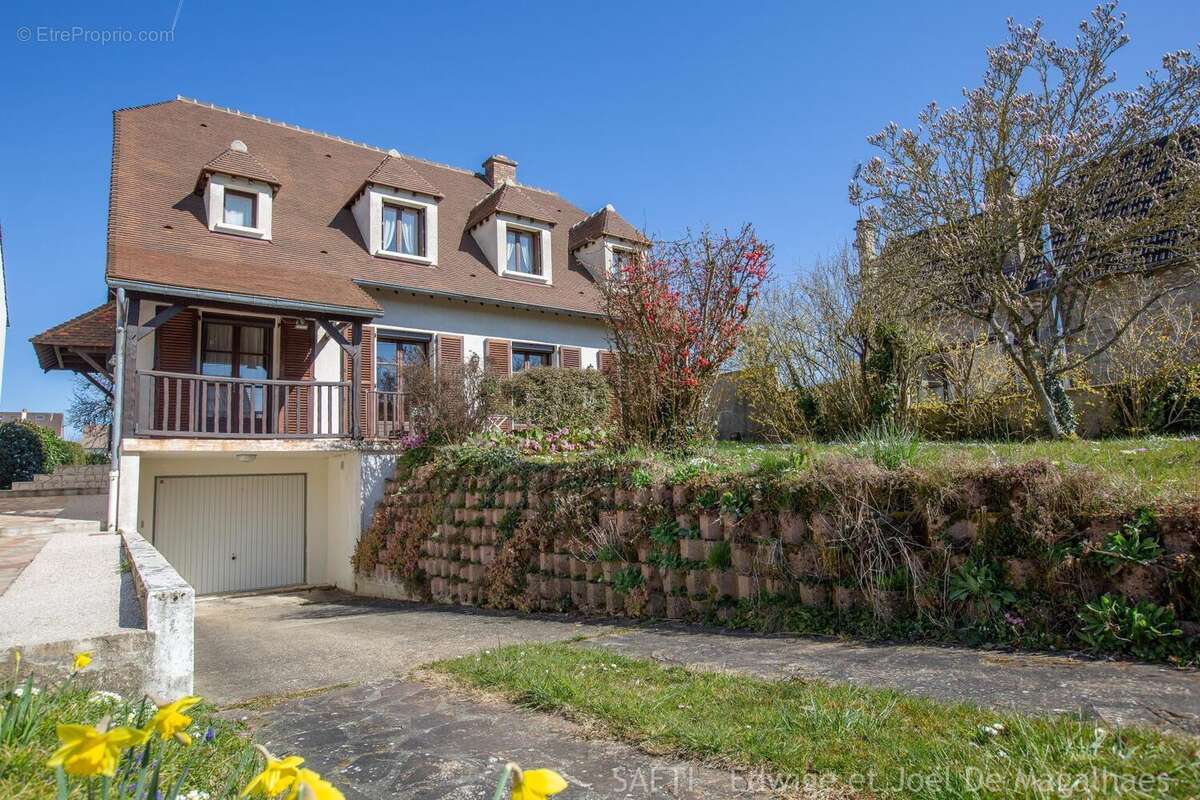 Photo 2 - Maison à LE MESNIL-SAINT-DENIS