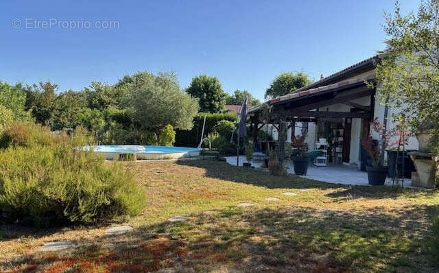 St JEAN D'ILLAC - Maison de charme 124m2 avec grand jardin arboré, piscine et garage - photo 10