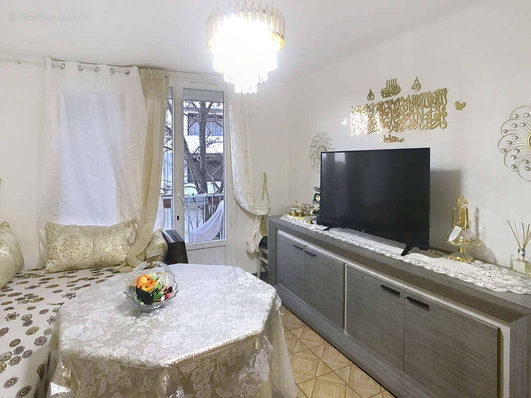 Idéal investisseur, appartement T3, avec extérieur, proximité commerces,transports et école. - photo 2