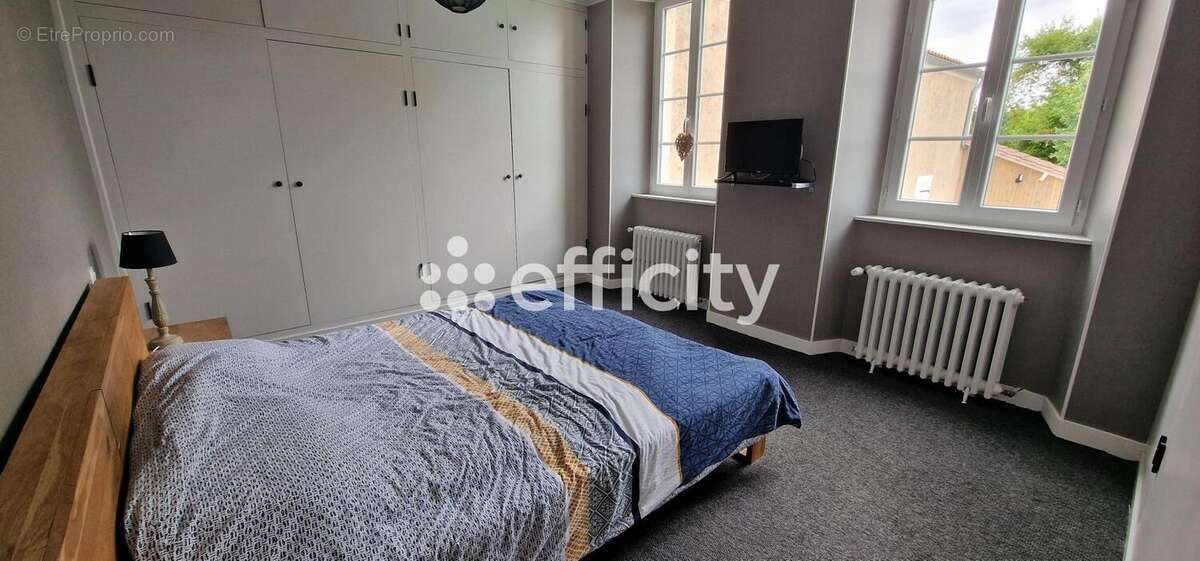 Maison à SAINT-GENIS-D&#039;HIERSAC