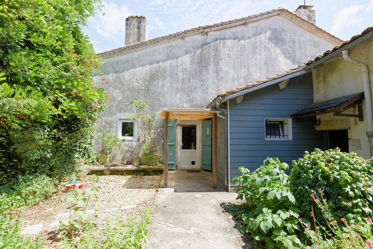 Maison de village 4 pièces avec cour intérieure et jardin - VARAIGNES (24) - photo 11