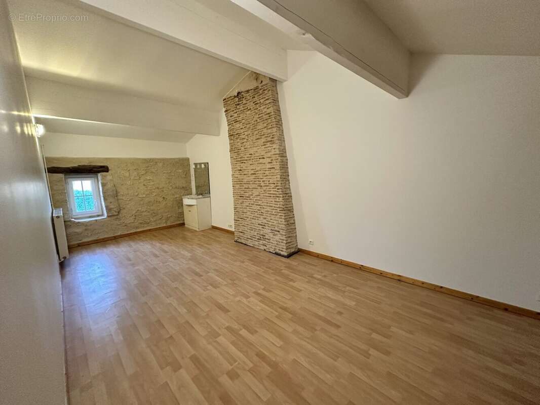 Maison à LES ARTIGUES-DE-LUSSAC