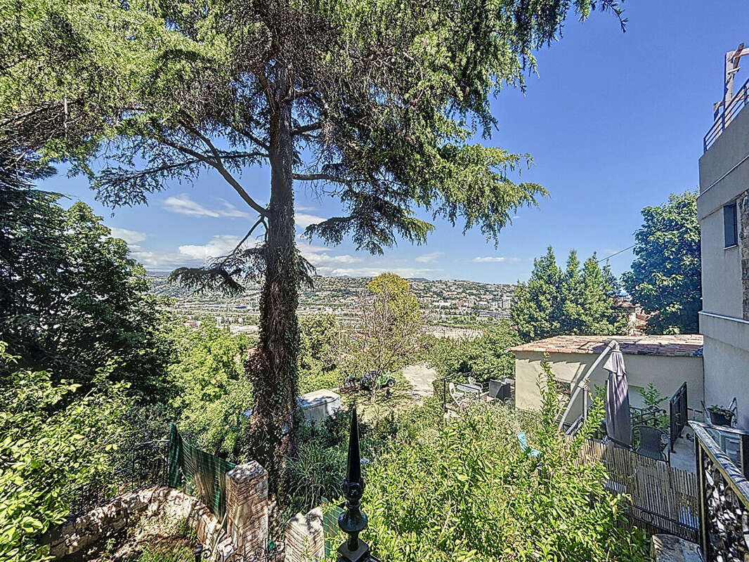 Appartement à SAINT-LAURENT-DU-VAR