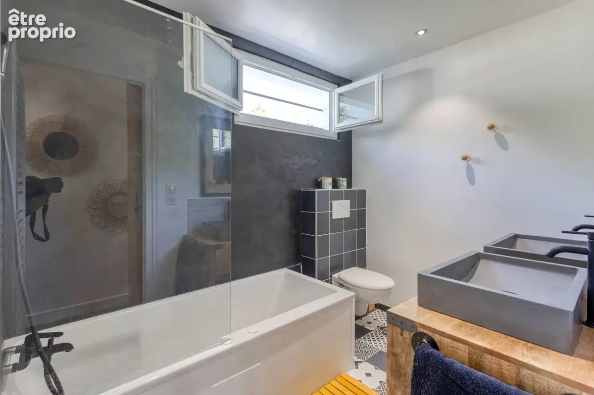 VIZILLE - Maison de 92m2 habitables + 60 m2 utiles, rénovée avec goût, disposant d'une vue dégagée et de beaux - photo 8