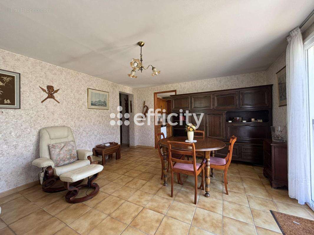 Maison à SIMIANE-COLLONGUE