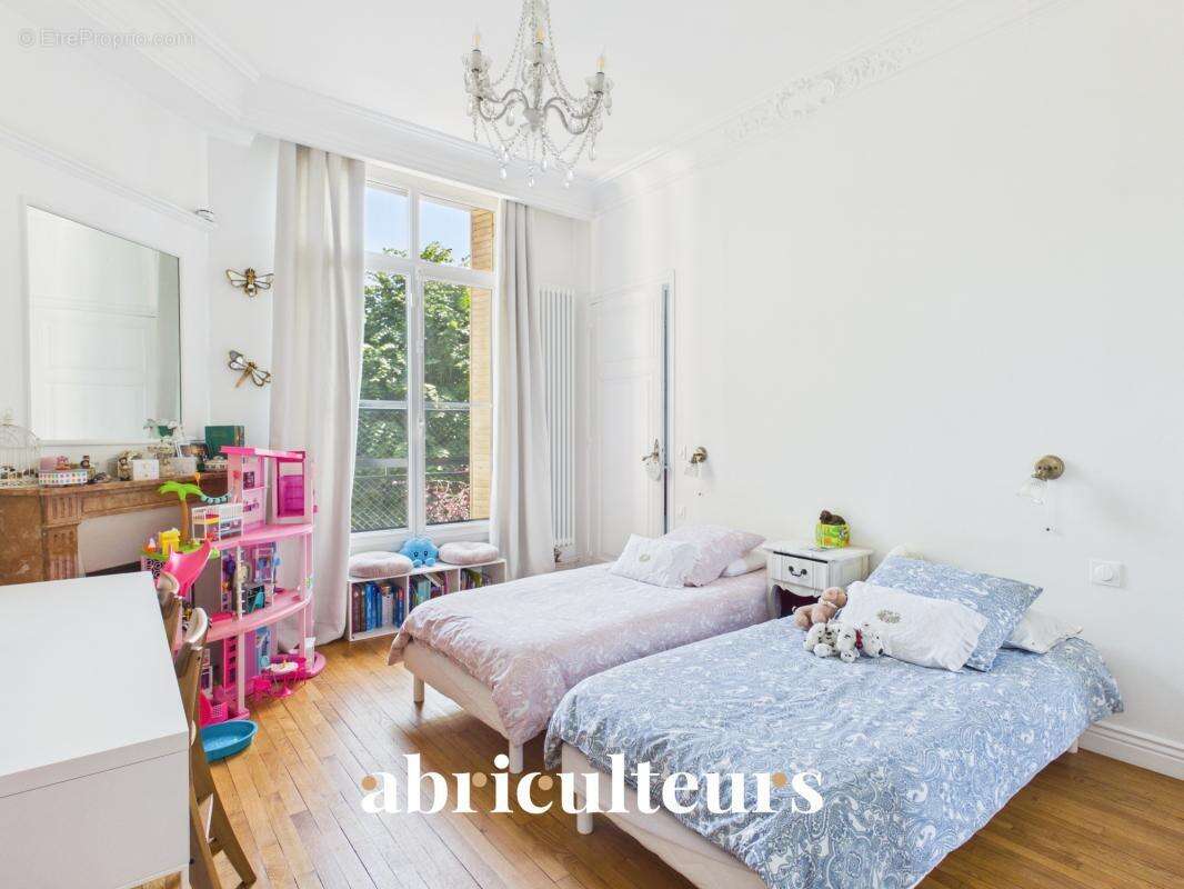 Appartement familial - 189 m² - 7 pièces - Charme de l'ancien en vente à Saint-Mandé (94160) - photo 18