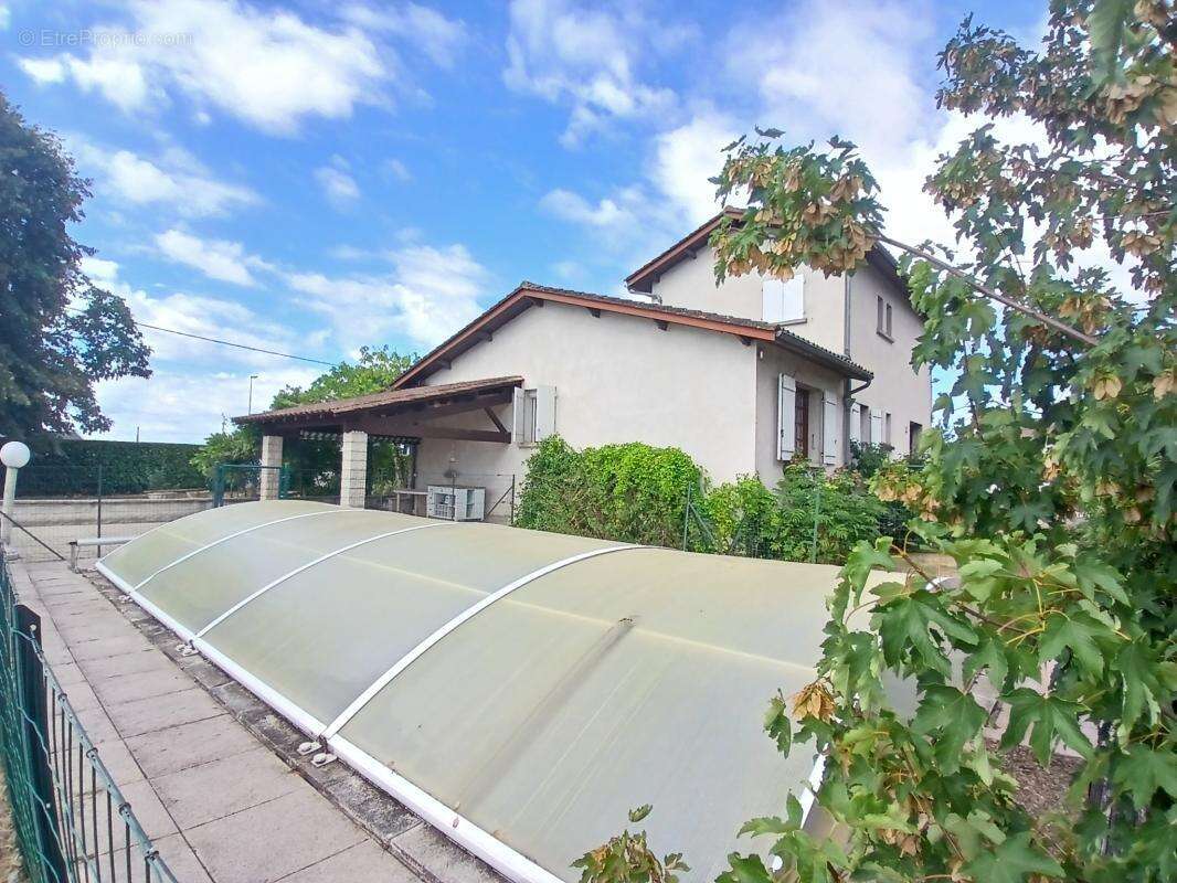 Maison familiale avec piscine   Gare TGV d'Angoulême à proxi - photo 9