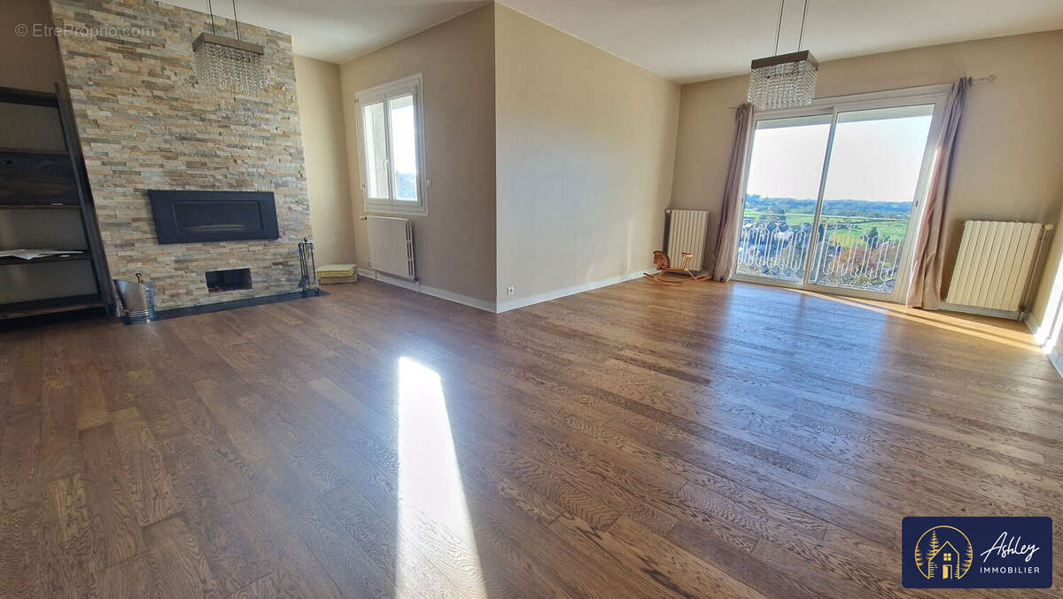 Maison 7 pièces MAURIAC - Maison à MAURIAC