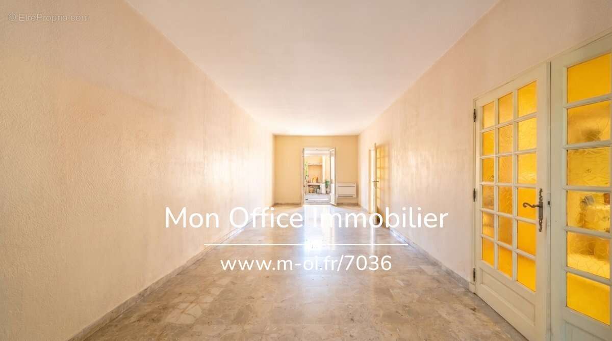 Référence : 7036-CDI. - Grande maison de ville avec cour intérieure et fort potentiel - photo 6