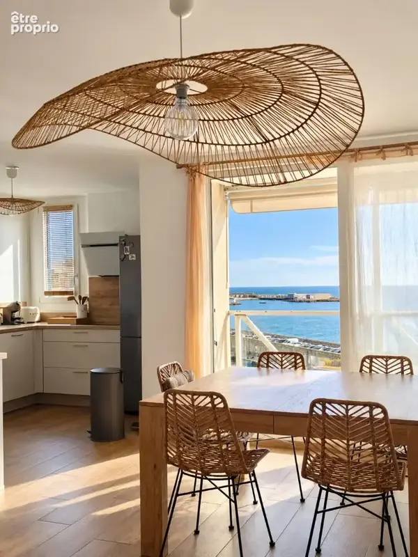 Côté Port, une vue panoramique sur la mer, le port et le Mont Saint-Clair pour ce superbe appartement rénové avec piscine, entre - photo 6