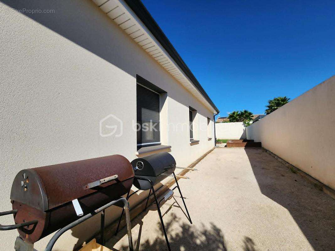 EXCLUSIVITÉ – Superbe villa de plain-pied avec 4 chambres, piscine maçonnée et boulodrome près de Pézenas (à Tourbes) - photo 5