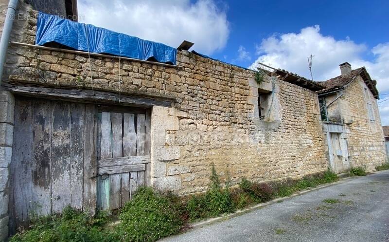 Maison à MAGNAC-SUR-TOUVRE