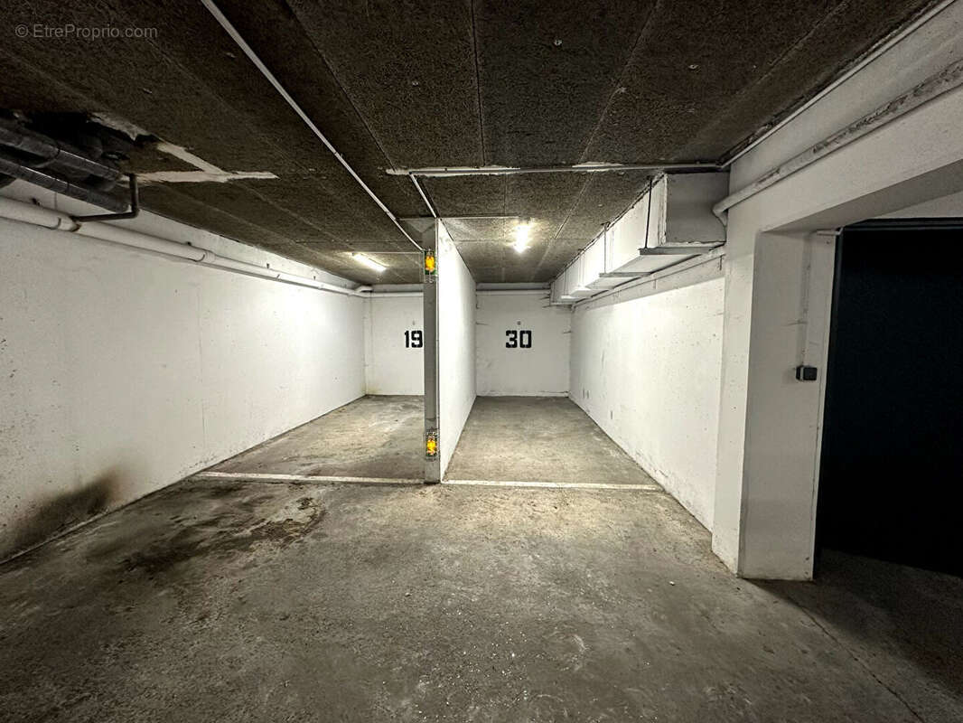 Parking à CROIX