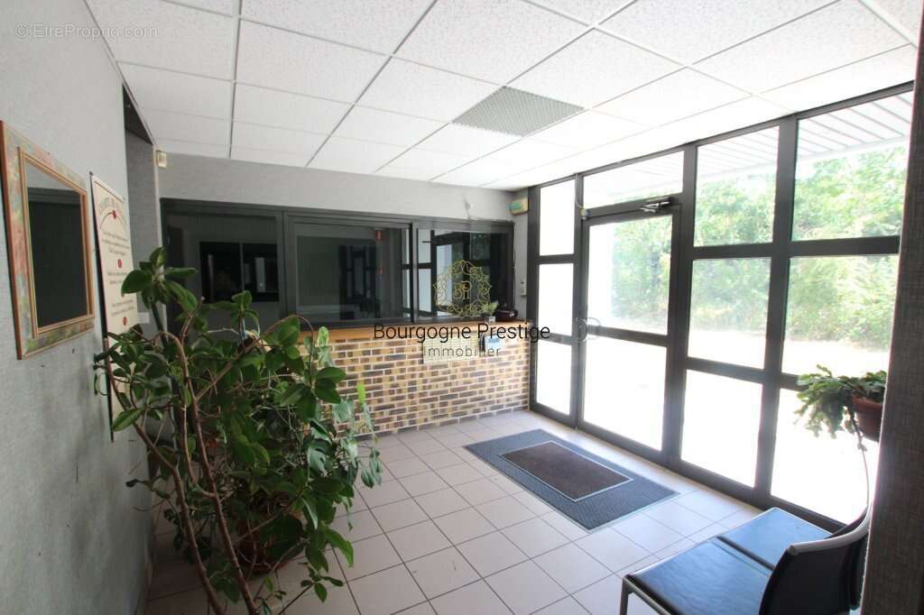 Batiment industriel 922 m² dont bureaux 332 m². stockage chambres froides 590 m² sur un terrain de 10 153 m² - photo 9