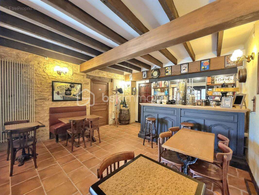 Propriété 14 pièces, 8 chambres, granges, cave et jardin - photo 7