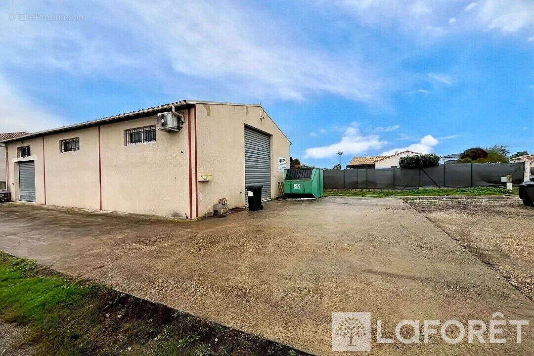 Commerce à AMBARES-ET-LAGRAVE