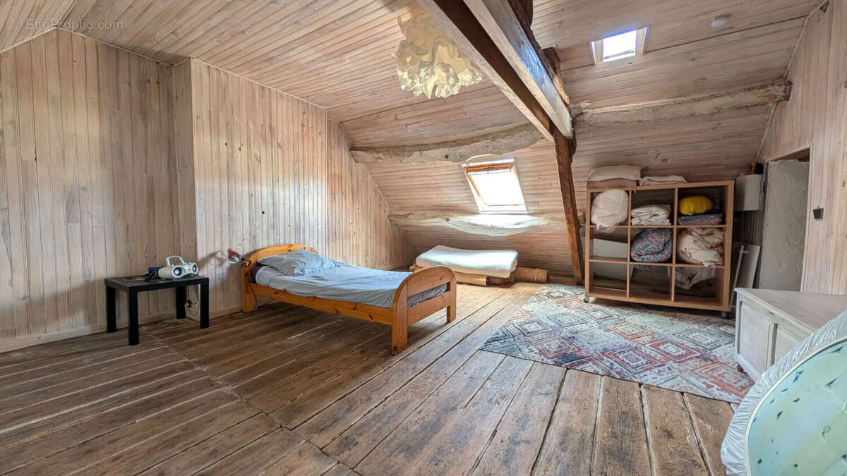 Maison de caractère du XVIIIème siècle avec jardin et dépendances ! - photo 12