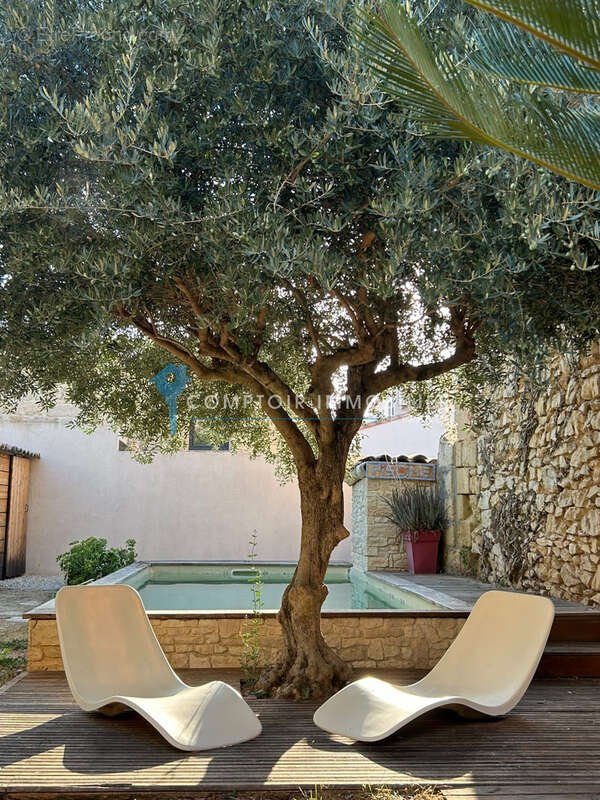 Vergèze 150 m de la gare , en exclusivité Maison de village de 136 m2 hab 5 chambres , piscine - photo 2