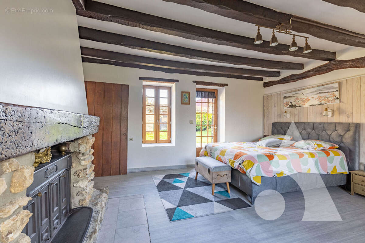 Maison à PEROY-LES-GOMBRIES