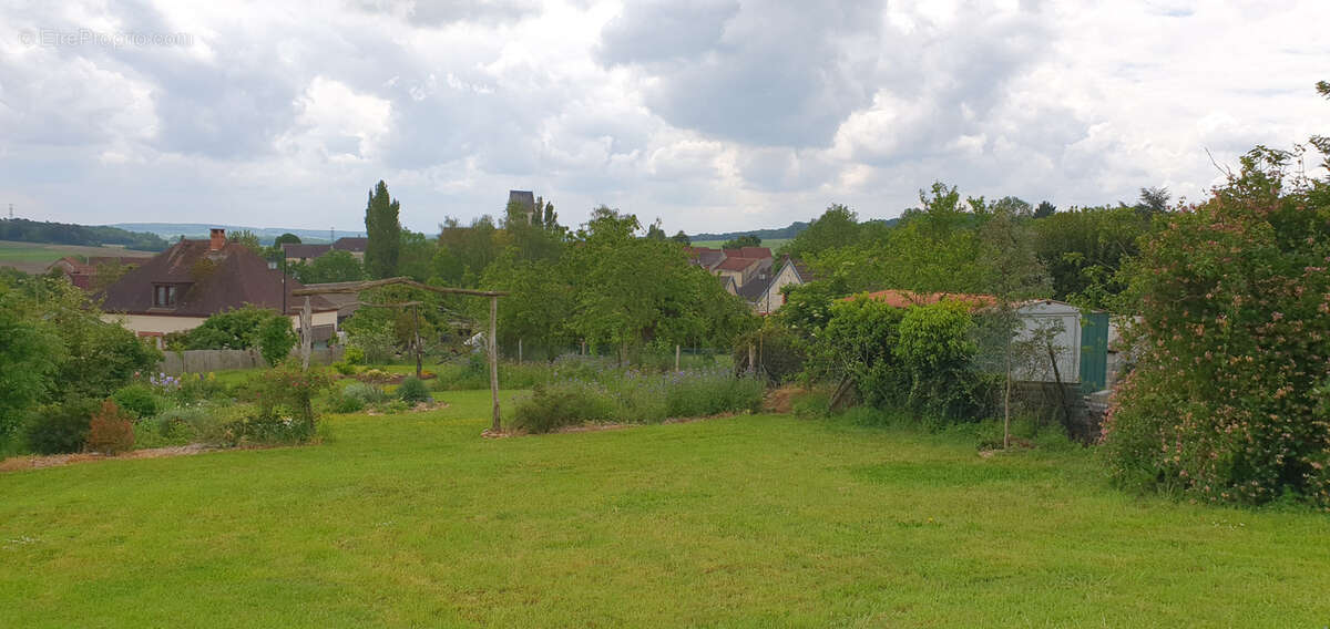 Terrain à AOUGNY