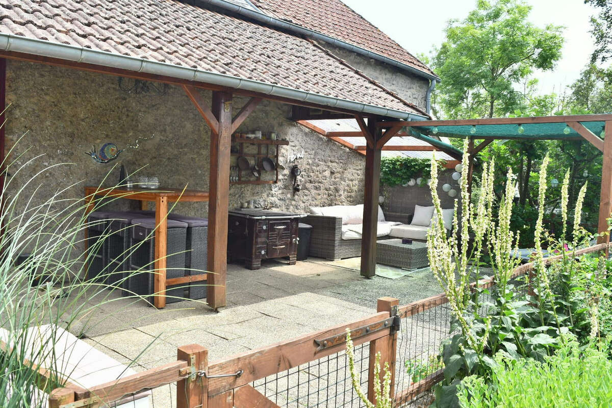 Propriété avec deux maisons et un gîte sur 7000m2 de jardin - photo 13