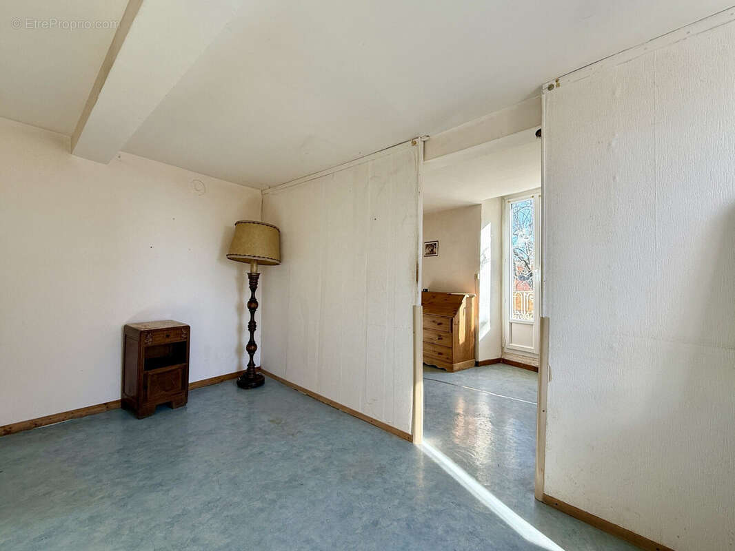 Dickjan POPPEMA d'eXp France vous propose une maison de village avec grand potentiel