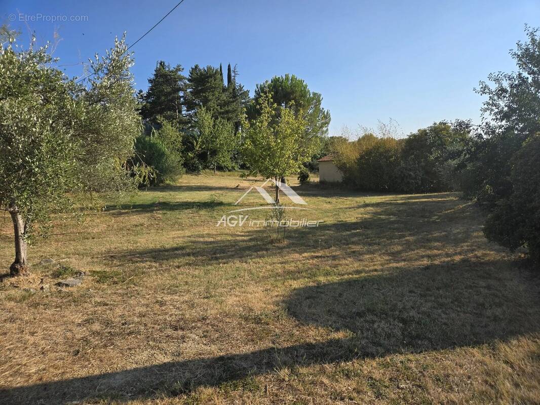 Terrain à SAINT-HILAIRE-DE-BRETHMAS