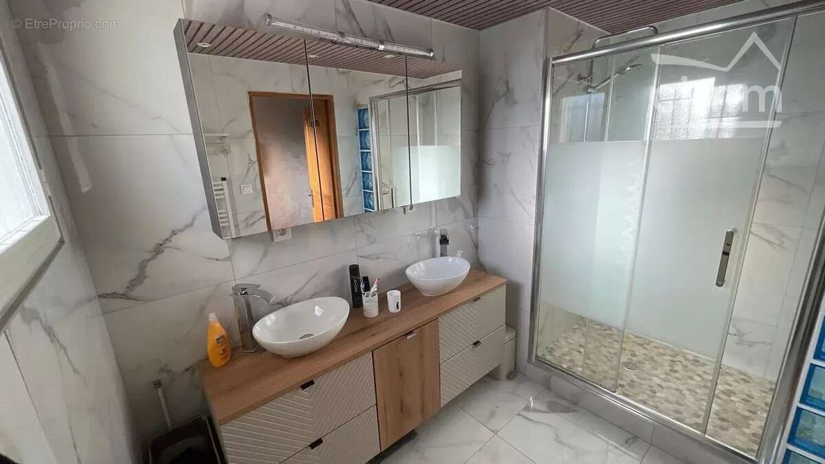 Maison individuelle rénovée avec jardin, vue dégagée et prestations de qualité - photo 12