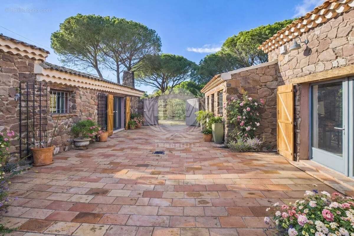Maison à ROQUEBRUNE-SUR-ARGENS