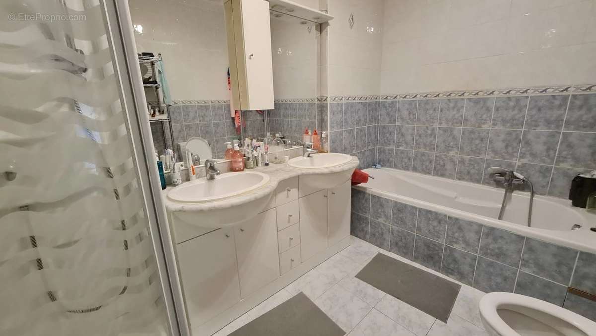 Appartement à SAINT-LAURENT-DU-VAR