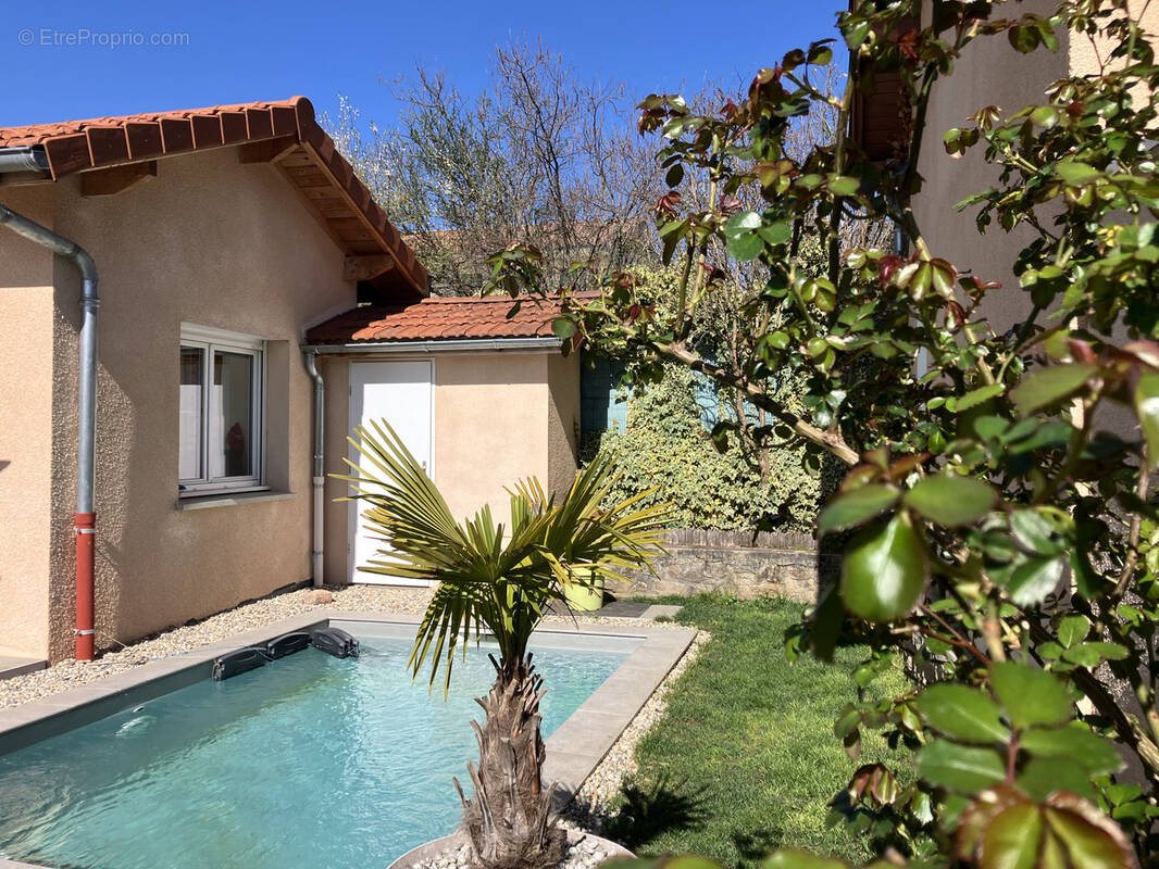 Maison à SAINT-GENIS-LES-OLLIERES