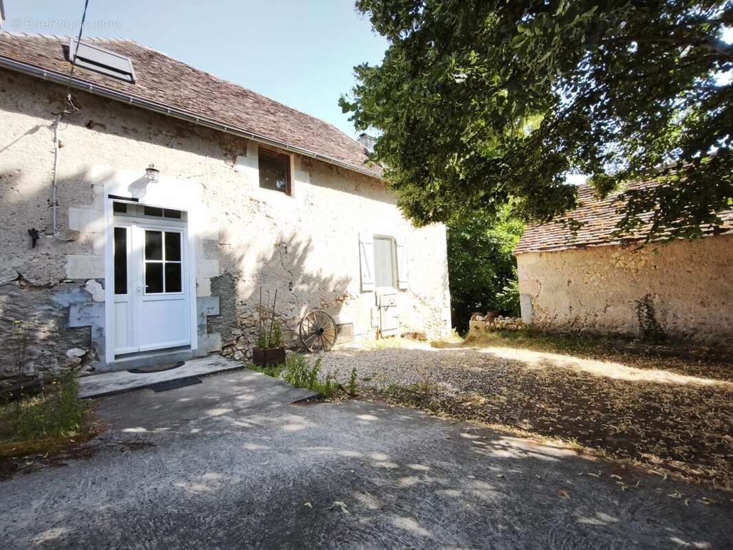 Maison en pierre avec 2 chambres - la bussiere - photo 3