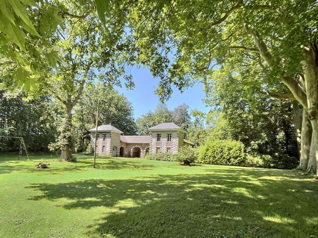 Château 25 pièce(s) 926 m2 - photo 2