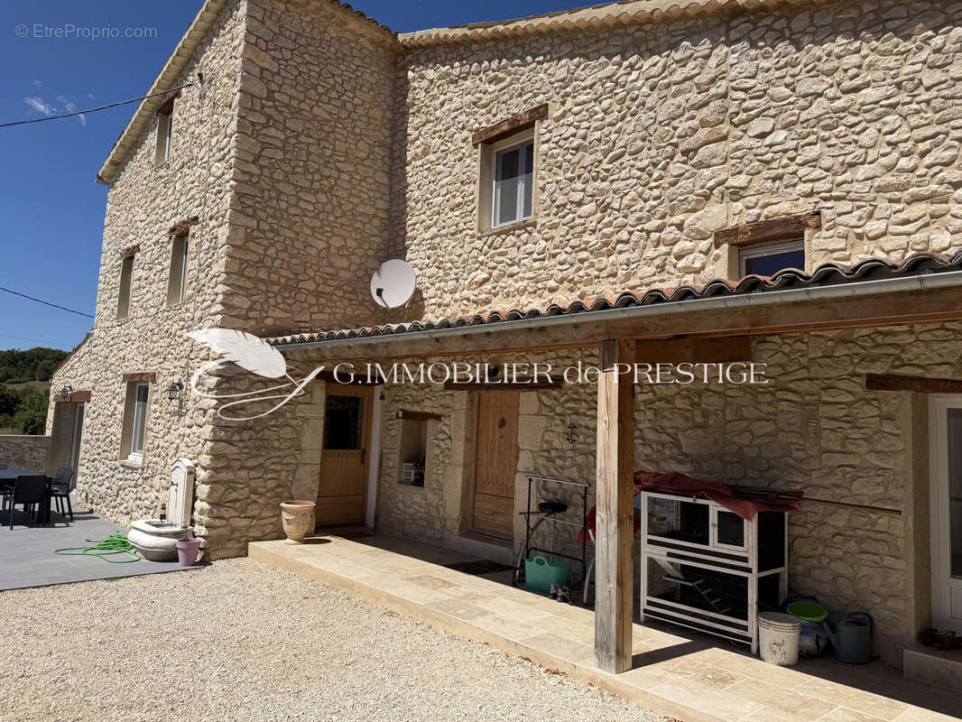 Une ancienne bergerie, trois habitations , 9 hectares de nature - photo 8