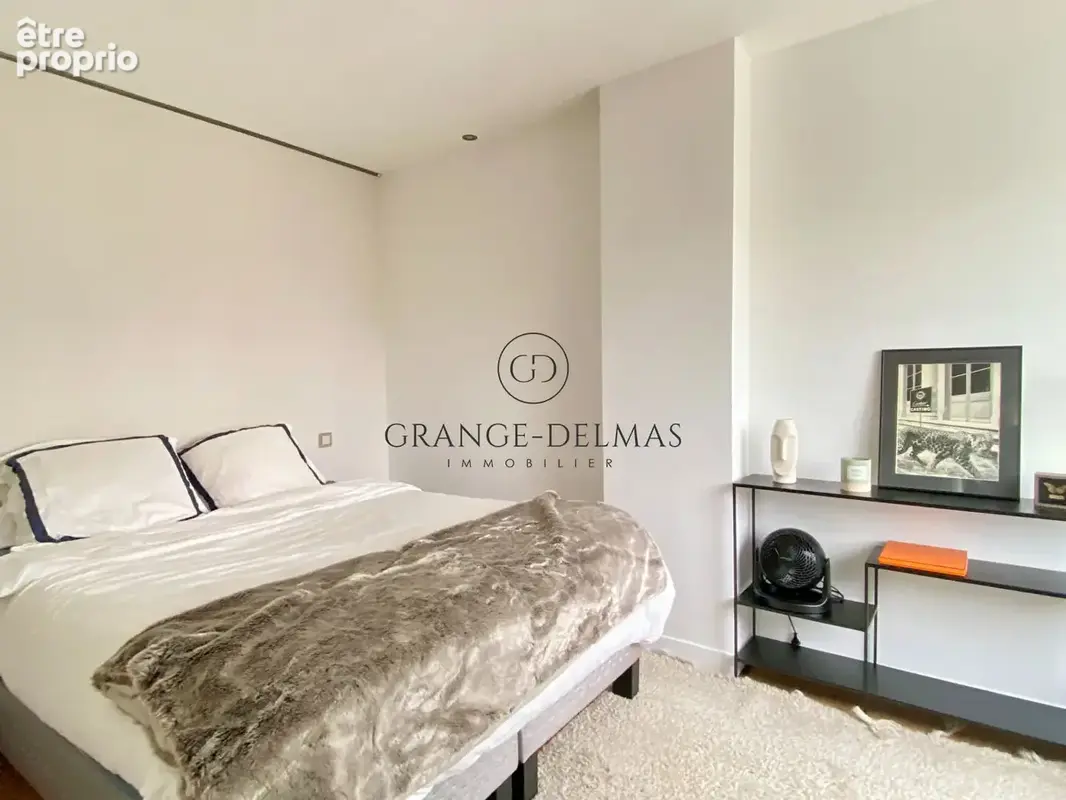 Appartement immeuble pierre avec 2 chambres, dernier étage, double exposition - SAINT SEURIN - photo 5