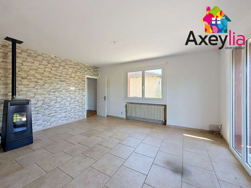 A vendre - pouilly-sous-charlieu - maison d'habitation avec 5 chambres, garage et terrain - photo 4