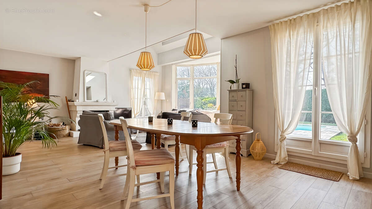 Maison à SAINT-NOM-LA-BRETECHE