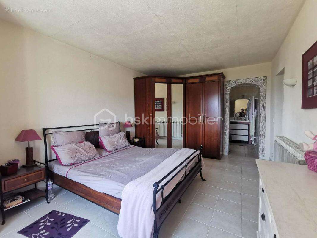 THOARD - propriété d'exception - deux villas de plain-pied (235m²) - terrain 5 264m² - piscine - garage - photo 16