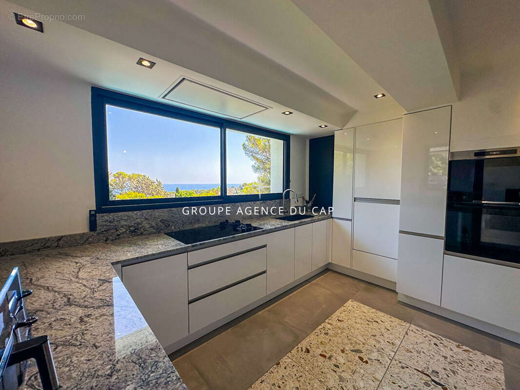 A vendre villa vue mer environ 200 m2 entierement renovee offrant 5 chambres dont 4 en suite piscine garage a saint aygulf - photo 5
