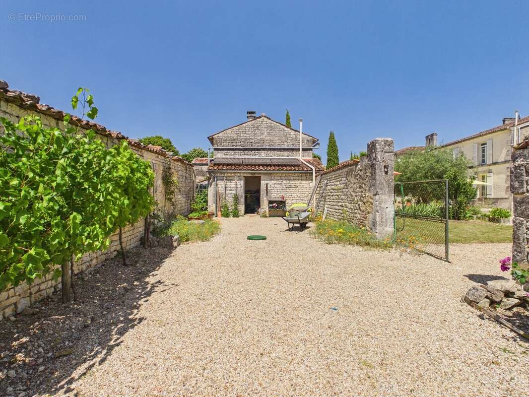 Superbe Maison de Maître avec Piscine Chauffée, Maison d'Amis et Jardins Privés - photo 20