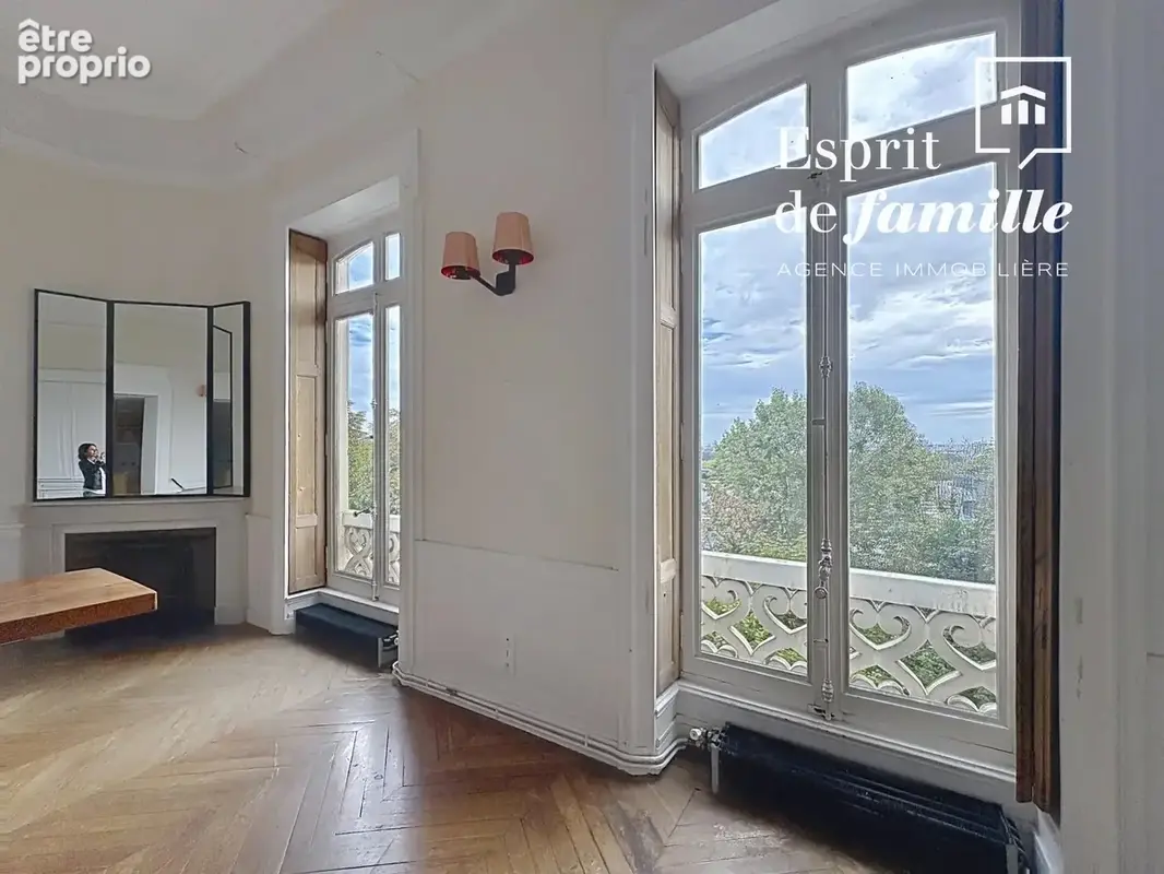 QUAI JEAN-JACQUES ROUSSEAU – Appartement de réception de 122 m² dans une maison bourgeoise - photo 7