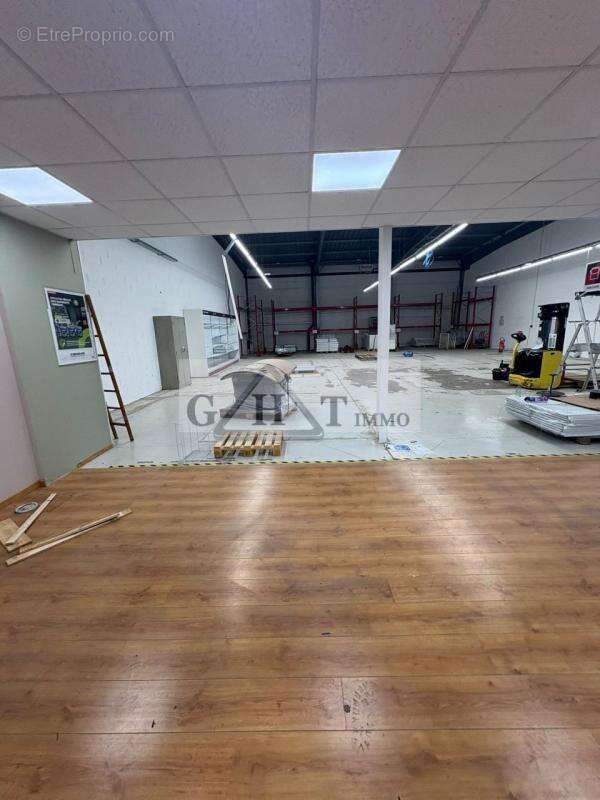 Commerce à VAUX-LE-PENIL