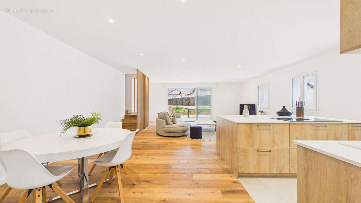 Maison familiale - place Lamothe - photo 5