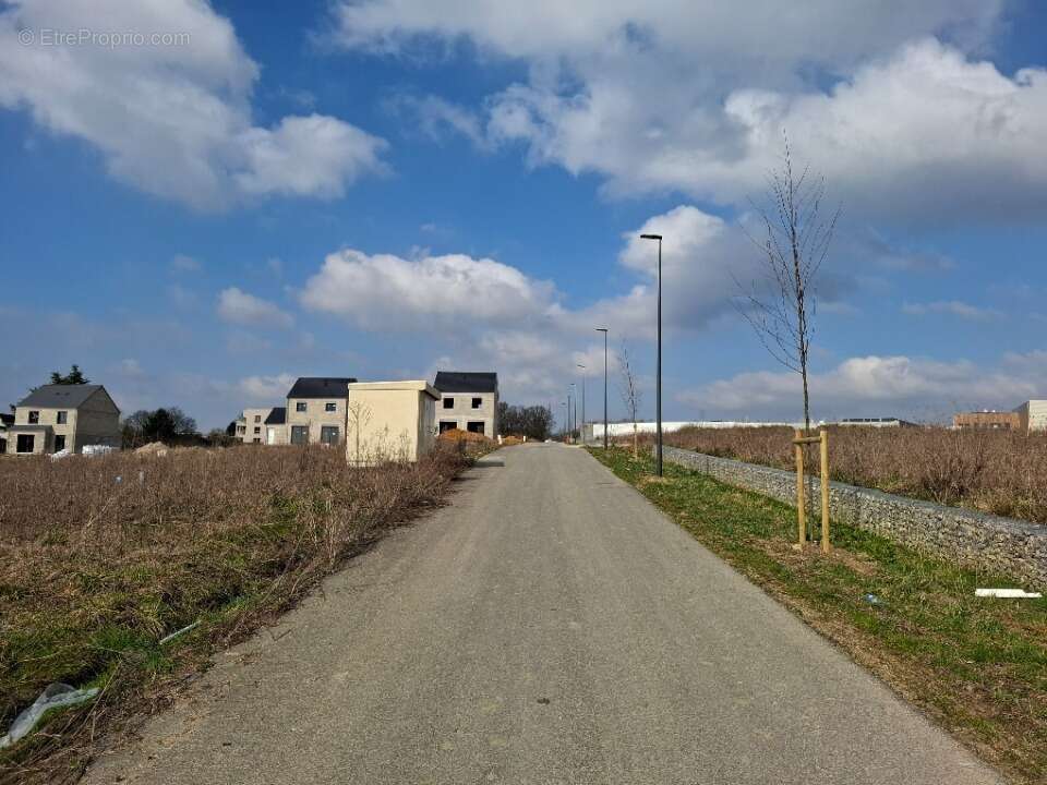 Terrain à BRUYERES-LE-CHATEL