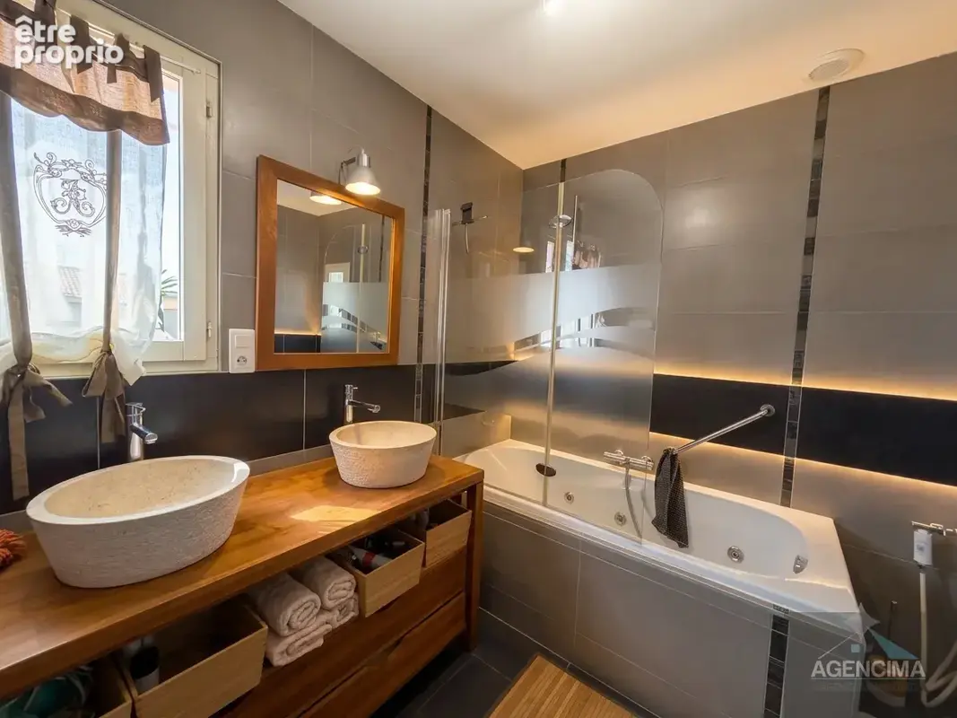 Une villa d'exception, idéalement située à deux pas du centre-ville et de l'étang de Thau. - photo 6