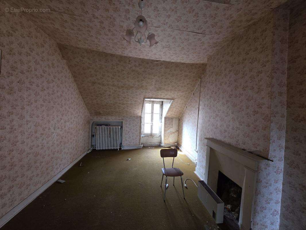 Maison à DUN-LE-POELIER