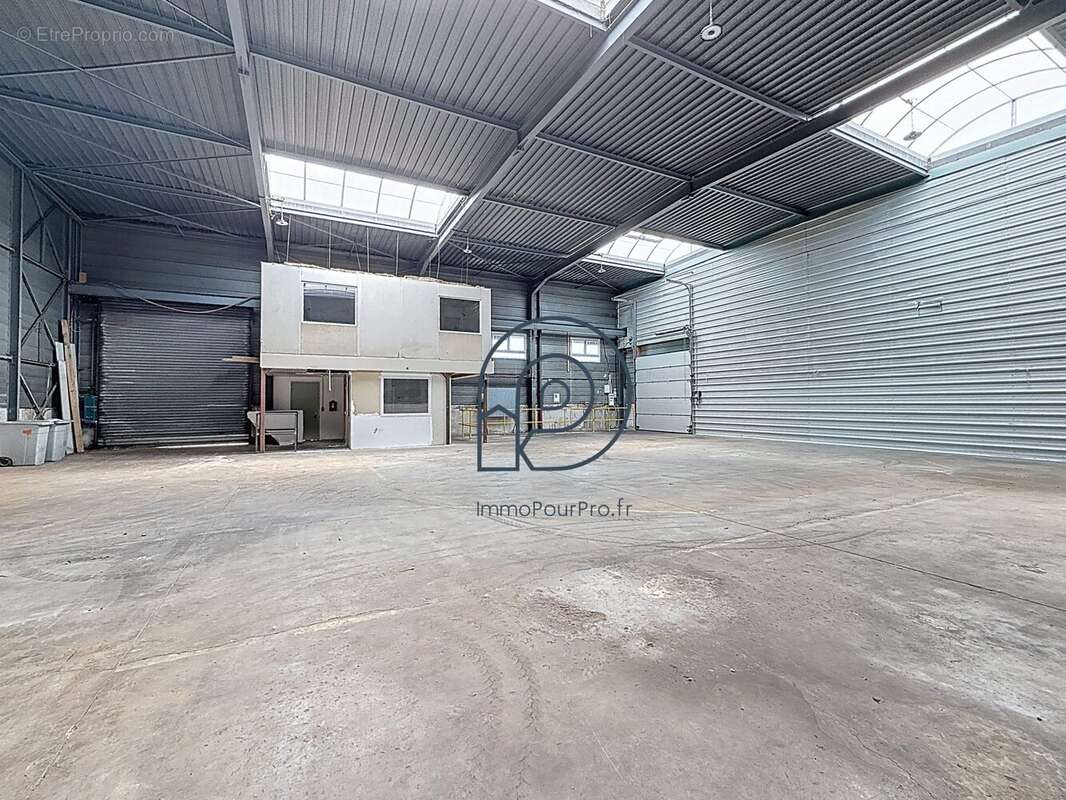 Commerce à NEUVILLE-EN-FERRAIN