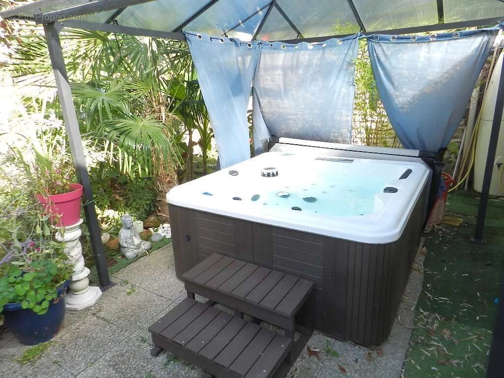 Centre ville, maison entierement restauree avec garage, jardin et jacuzzi. - photo 29