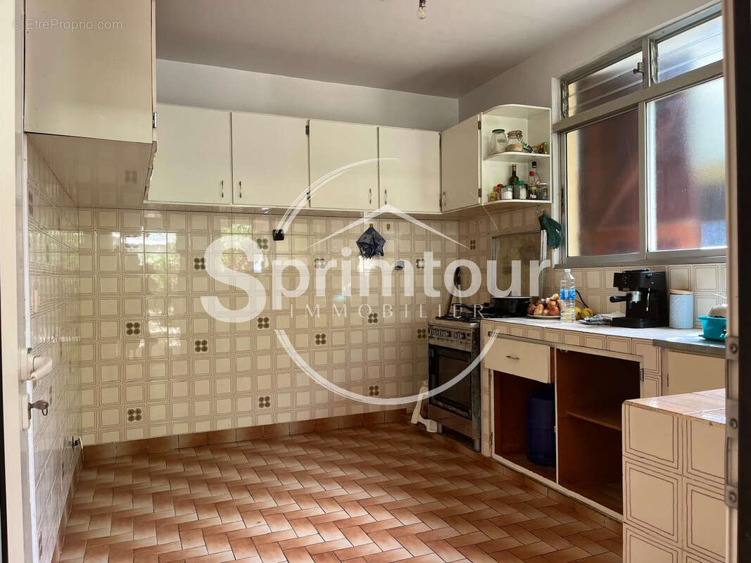 Maison familiale de 4 chambres avec T2 indépendant et garage sur un terrain clôturé - photo 2