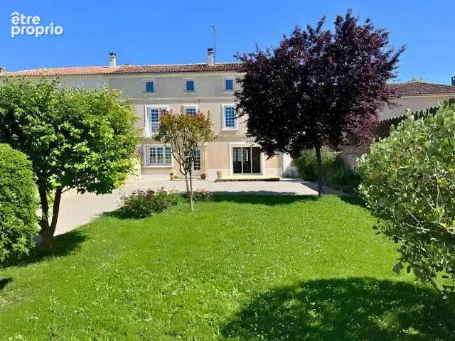 À Cherves-Richemont, MAISON DE CARACTERE avec magnifique jardin arboré et terrain supplémentaire de 900 m2 - photo 1